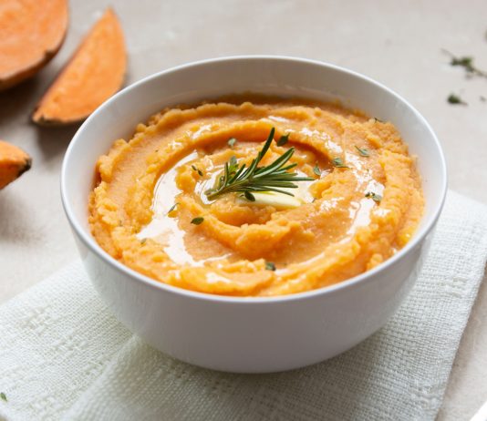 Овощные пюре не обязаны повторять картофельное: у корнеплодов, капусты, тыквы и бобовых своя плотность, цвет и характер вкуса на тарелке. Фото: Adobe Stock /