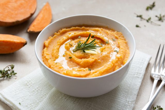 Овощные пюре не обязаны повторять картофельное: у корнеплодов, капусты, тыквы и бобовых своя плотность, цвет и характер вкуса на тарелке. Фото: Adobe Stock / Овощные пюре не обязаны повторять картофельное: у корнеплодов, капусты, тыквы и бобовых своя плотность, цвет и характер вкуса на тарелке. Фото: Adobe Stock /