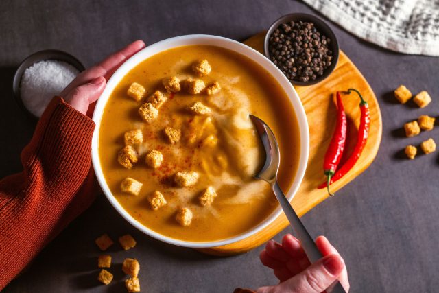 Запекание концентрирует вкус тыквы и убирает лишнюю влагу. Лимонный сок и шалфей уравновешивают сладость и превращают пюре в выразительный гарнир. Фото: Adobe Stock / Запекание концентрирует вкус тыквы и убирает лишнюю влагу. Лимонный сок и шалфей уравновешивают сладость и превращают пюре в выразительный гарнир. Фото: Adobe Stock /