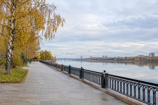 Для дневной прогулки не обязательно ждать солнца: даже под облаками на улице светлее, чем дома. Если утром и вечером уже темно, короткий выход в обед помогает сохранить время для света и движения. Для дневной прогулки не обязательно ждать солнца: даже под облаками на улице светлее, чем дома. Если утром и вечером уже темно, короткий выход в обед помогает сохранить время для света и движения.